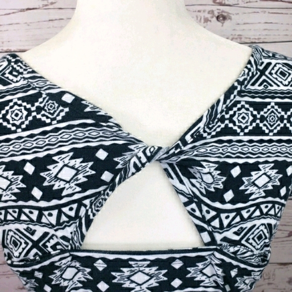ULTRA FLIRT Aztec Crop Top Short Sleeve Size M - Picture 4 of 7